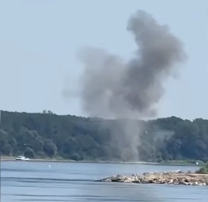 Autoritățile au detonat controlat formațiunea stâncoasă. FOTO: captură video Ziua de Constanța