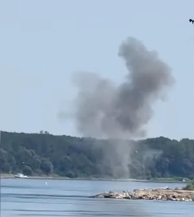 Autoritățile au detonat controlat formațiunea stâncoasă. FOTO: captură video Ziua de Constanța