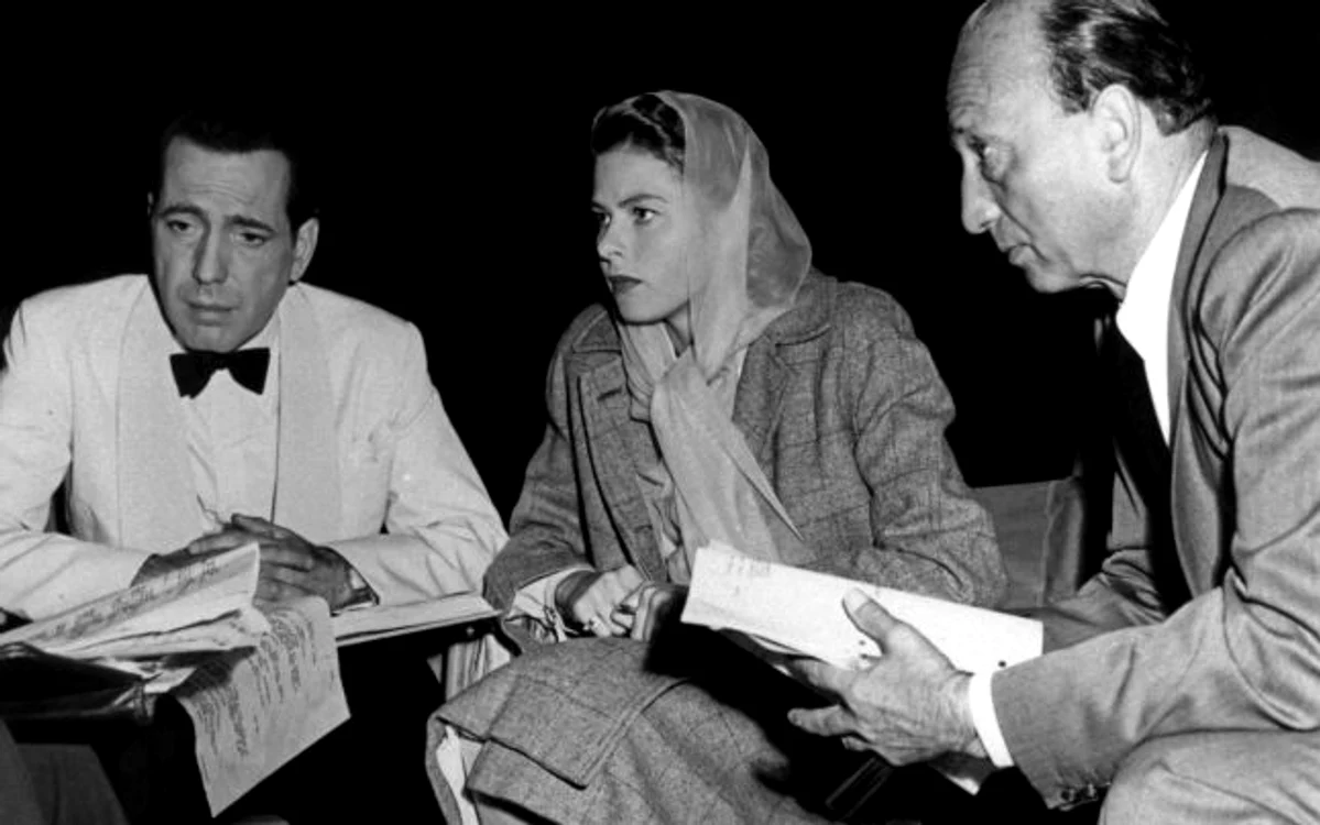 Humphrey Bogart, Ingrid Bergman şi Michael Curtiz într-o pauză de filmări la Casablanca FOTO:myburbank.com
