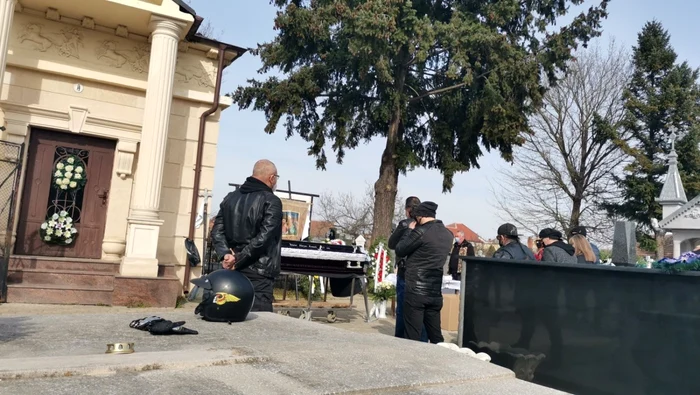 Adi Bărar a fost condus pe ultimul drum de prietenii motociclişti FOTO Ş.Both