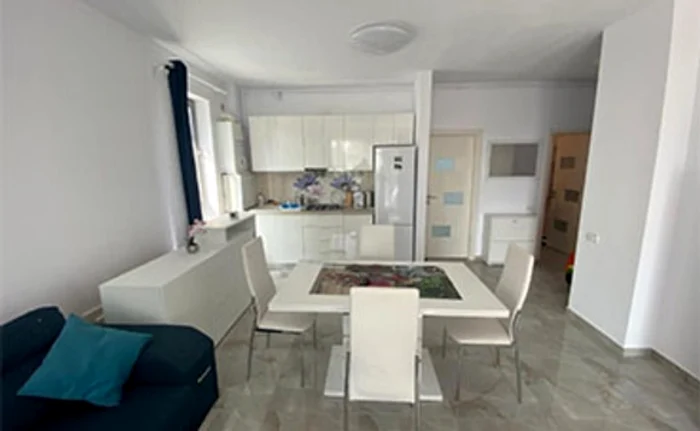 
    Livingul apartamentului este spaţios  