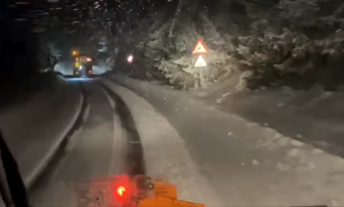S-a intervenit cu utilaje cu lamă și material antiderapant FOTO Captură video