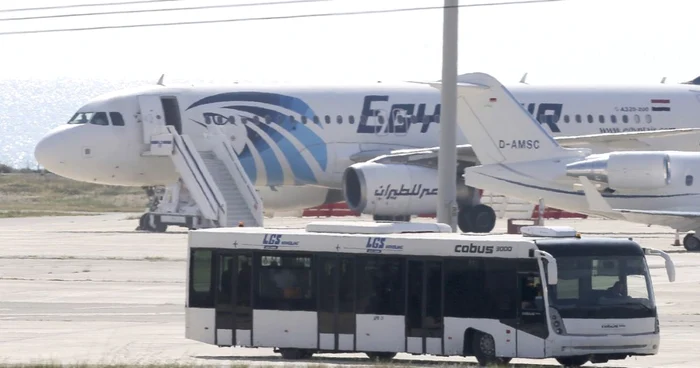 Avion deturnat Egypt Air pe aeroportul din Larnaca Cipru FOTO AP