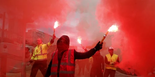 Protestatarii cu torţe în mâini manifestă cu privire la reforma pensiilor în Marsilia Franţa. FOTO EPA-EFE