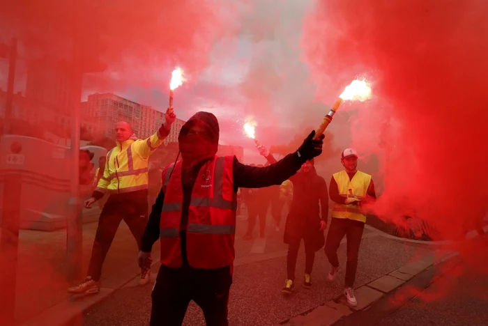 Problema pensiilor, presantă oriunde în lume. În imagine, vestele galbene protestând faţă de reforma pensiilor anunţată în Franţa FOTO EPA EFE