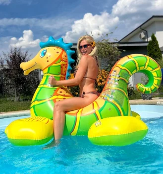 Artista s-a răsturnat în piscină, spre amuzamentul soțului ei 