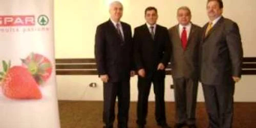 Cristian Cican (ultimul din dreapta) la deschiderea unui magazin în Orşova