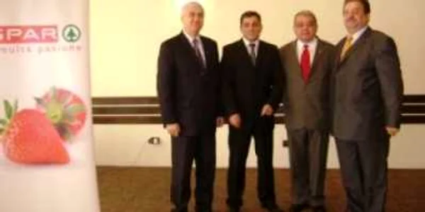 Cristian Cican (ultimul din dreapta) la deschiderea unui magazin în Orşova