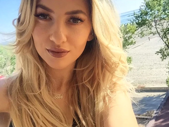 
    Blondina a stat la bronzat pe un delfin gonflabilfoto: Arhiva Personală  