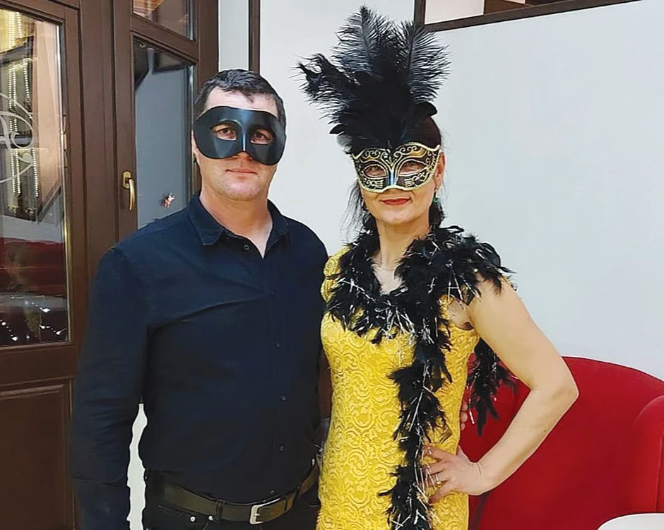 Sâmbăta de Sus. Ionuţ şi Elena şi-au pus altfel de măşti