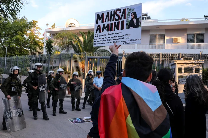 Un protest a avut loc și joi în fața Ambasadei Iranului la Atena Foto EPA EFE