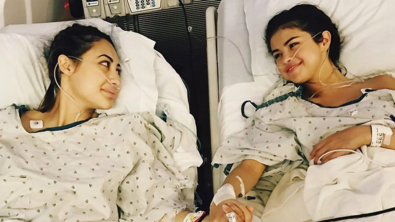 Selena a suferit un transplant de rinichi, pe care l-a considerat un dar de la cea mai bună prietenă ai ei, Francia Raisa, cu care era compatibilă.