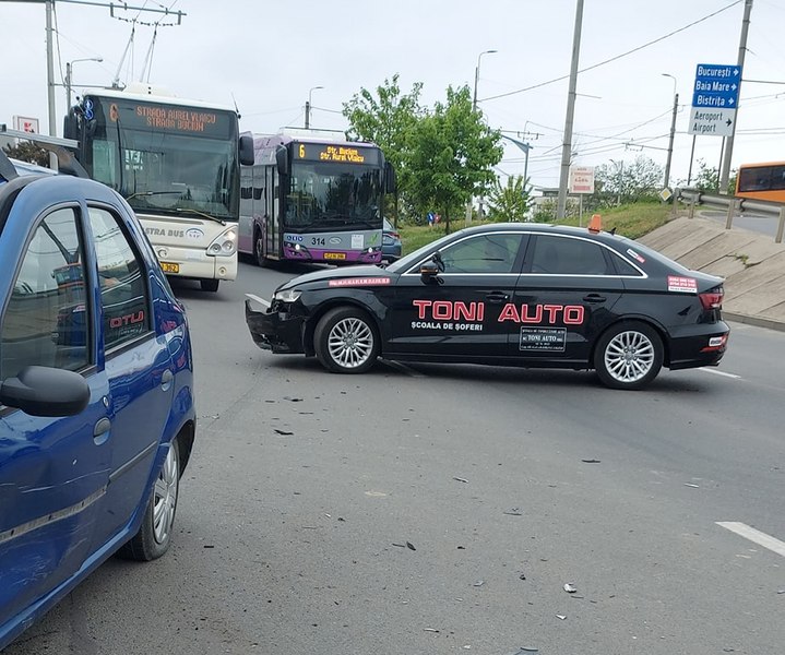 Tânără implicată într-un accident rutier, în timpul examenului pentru obţinerea permisului
