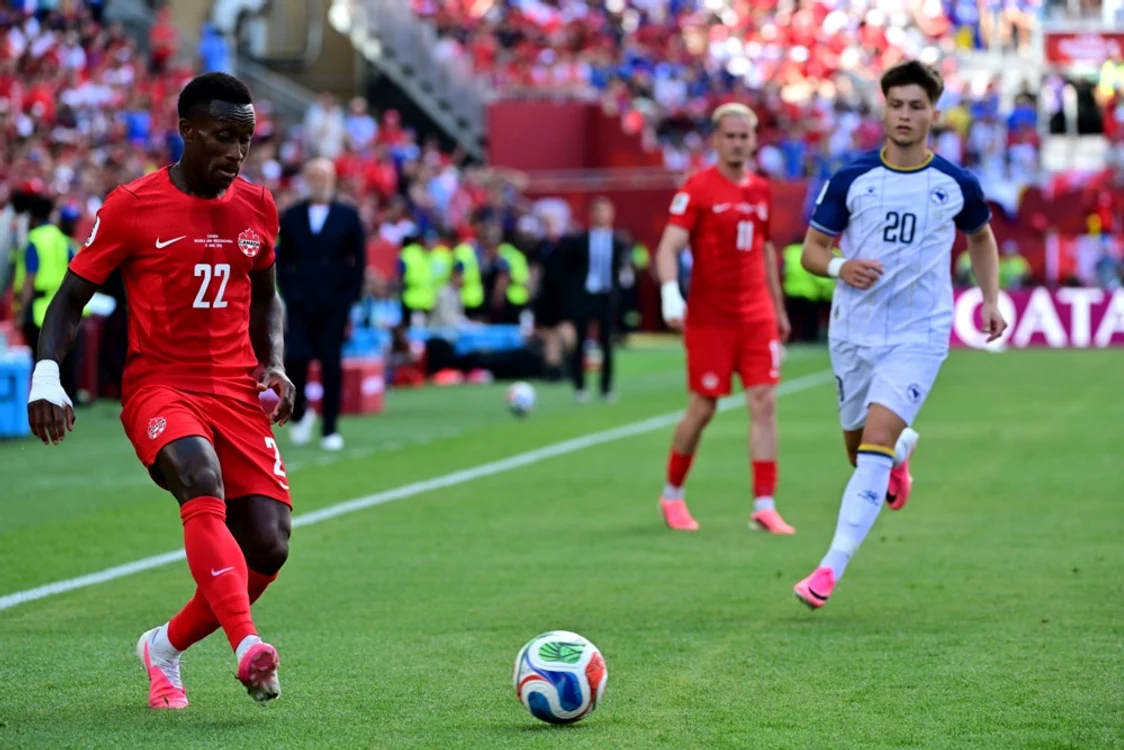 Richie Laryea centrează în careul Bosniei Herțegovina (Foto: EPAImages)