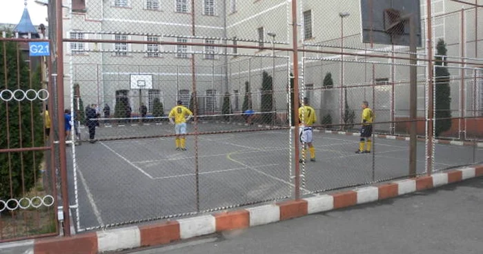 Deţinuţii bistriţeni au câştigat locul I la tenis-fotbal