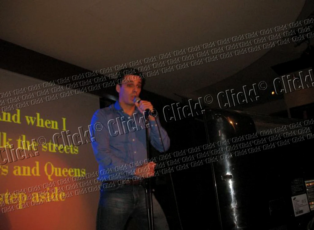 Mircea Badea face show la karaoke.
