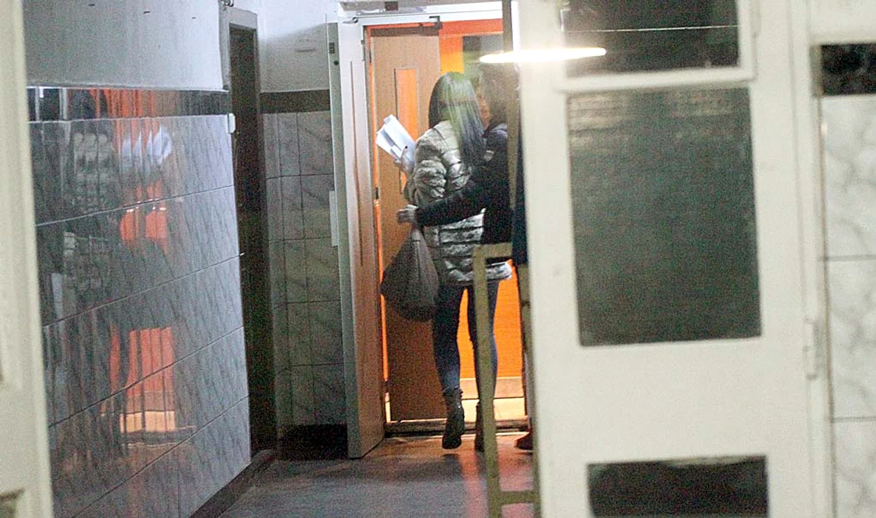 
    Mihai Chiţu şi amanta au urcat în liftul blocului unde aceasta locuieşteFoto Mihai Ionescu  