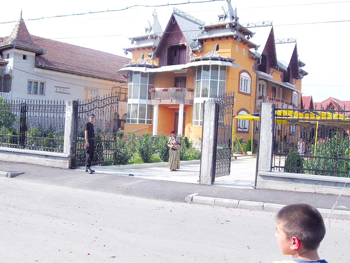 Romii din cartierul Meteor sunt mândri de palatele lor