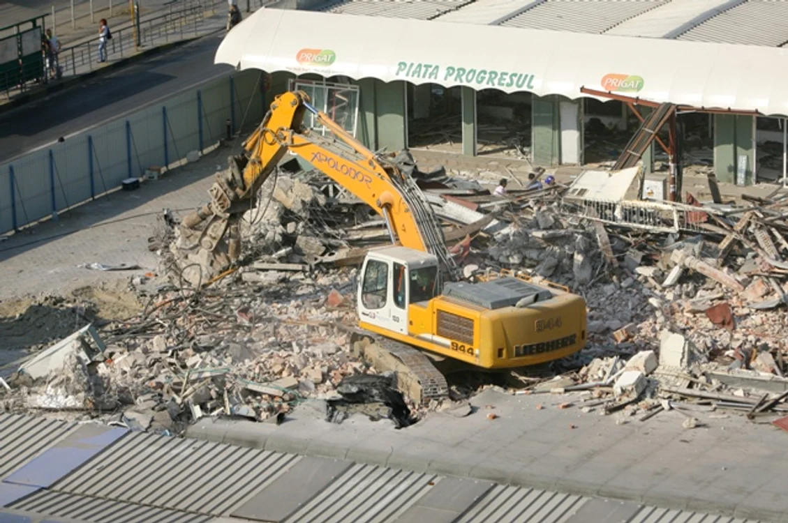 Lucrările de modernizare a pieţei au început în septembrie 2011 cu demolarea vechii construcţii