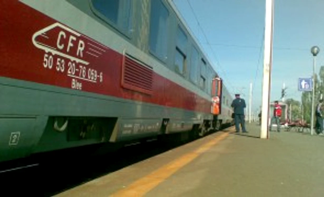 
    Trenul circula pe traseul Mangalia-Oradea  