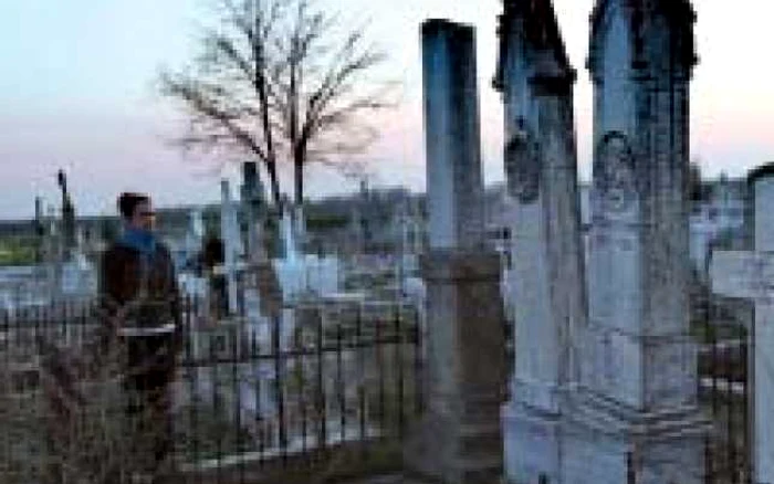 Culorile amurgului se aştern încet peste monumentele cimitirului maritim Foto: MIHAI CIOBANU