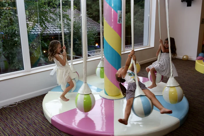 În imensul spaţiu erau jucării pentru toate gusturile