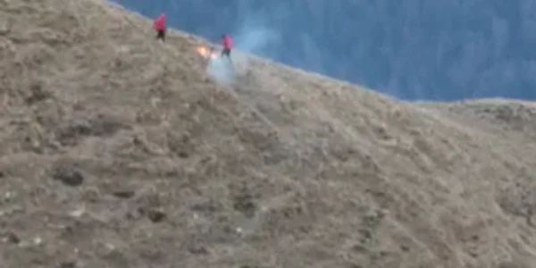 Turist, amendat cu 3 000 de lei după ce a incendiat pajiştea din apropierea Crucii Caraiman FOTO Jandarmeria Română mp4 thumbnail png