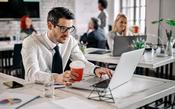 Mulți români cred că salariile oferite în România sunt mici față de cele din Occident. Freepik.com