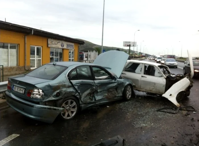 Două dintre maşinile implicate în accidentul de la ieşire din Alba Iulia. Foto: alba24.ro