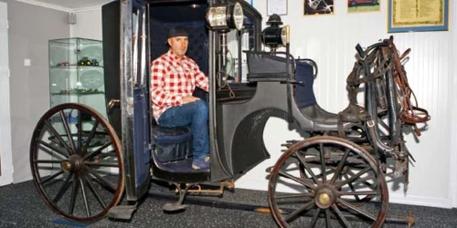 Sorin Mavru şi-a adus câteva trăsuri în sediul firmei sale din Galaţi, celelalte piese din colecţie fiind păstrate în Suedia