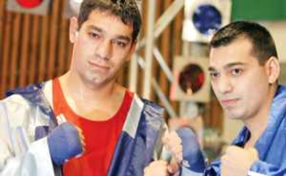 Marian (stânga) şi Dorel Simion, doi fraţi care au făcut istorie în boxul mondial
