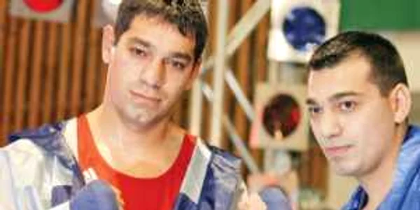  Marian (stânga) şi Dorel Simion, doi fraţi care au făcut istorie în boxul mondial 