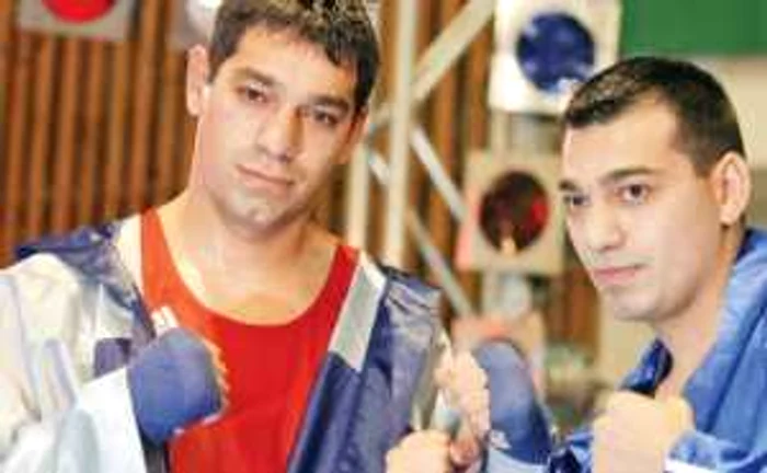 Marian (stânga) şi Dorel Simion, doi fraţi care au făcut istorie în boxul mondial
