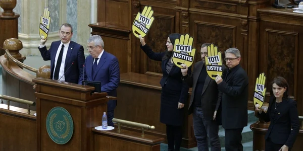 Protest al USR şi PNL pe legile justiţiei în parlament 19 decembrie 2017 FOTO Inquam Photos / Octav Ganea