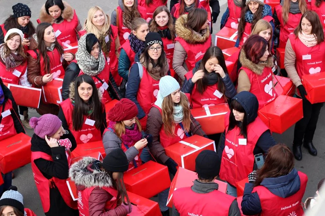 Voluntariii campaniei Inimă Bună strâng  fonduri pentru copii FOTO: Facebook