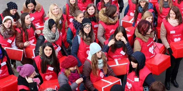 Voluntarii campaniei Inimă Bună strâng  fonduri pentru copii FOTO