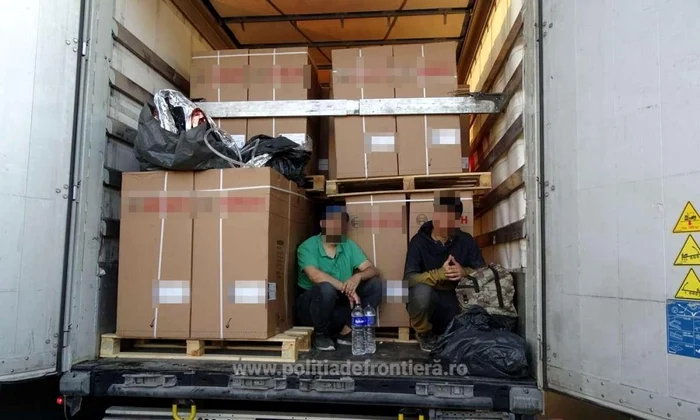 un sirian şi un palestinian au încercat să intre ilegal în ţară ascunşi în saci de plastic foto politia de frontiera