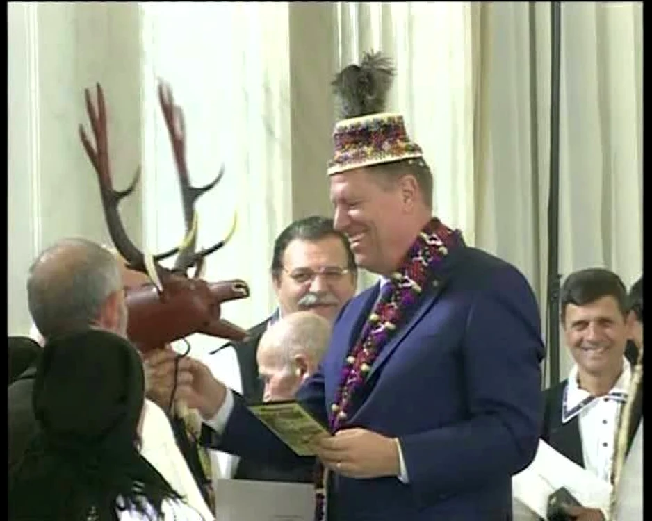 
    Klaus Iohannis a purtat clop la ceremonia de decernare a medaliei "Meritul Cultural"Foto: Eugen Chelemen/Facebook  