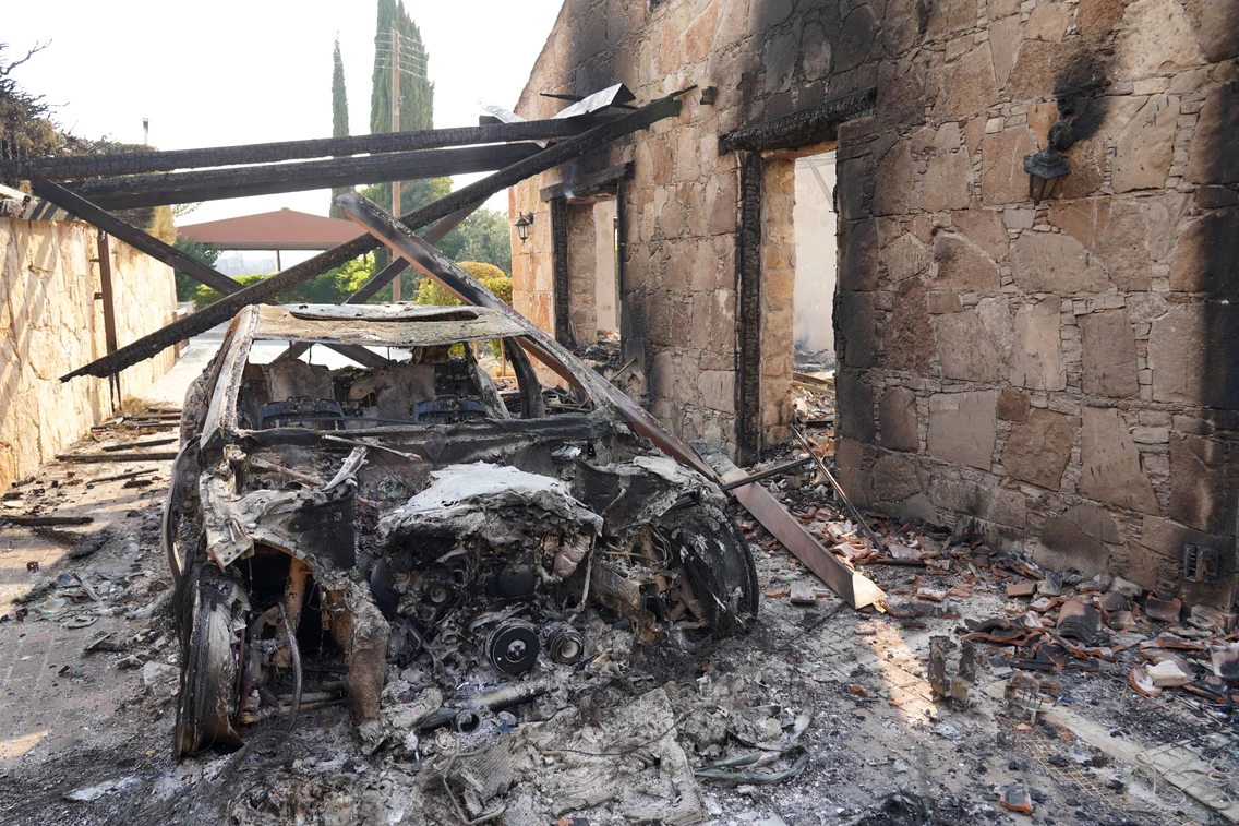 Mașină distrusă de incendiu în Cipru FOTO Profimedia 