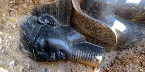 Statuia faraonului Amenhotep al III-lea a fost descoperită la Kom el-Hettan