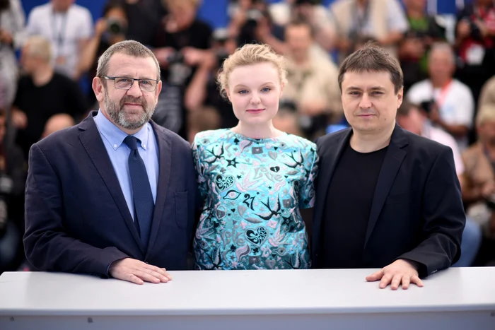 Câștigători Cannes 2016: Cristian Mungiu, alături de actorii principali din filmul „Bacalaureat”, Adrian Titieni și Maria Drăgușfoto: Getty