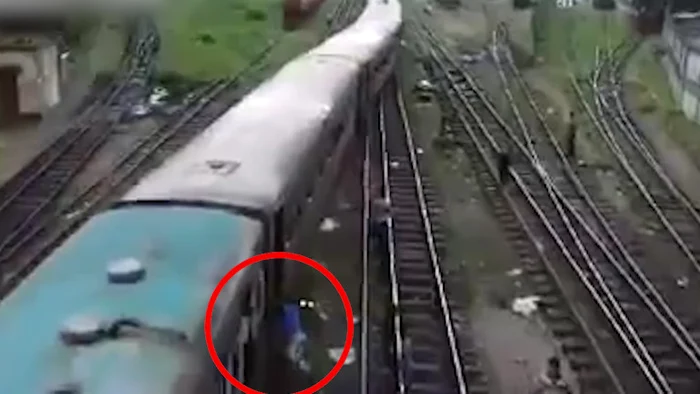 
    A vrut să călătorească fraudulos, dar își putea pierde viațaFoto: captură foto/The Sun  