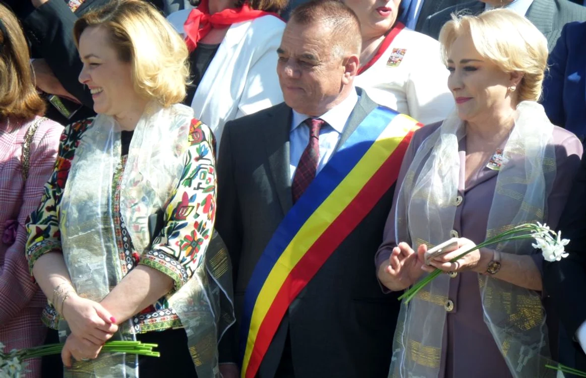 Primarul Cornel Ionică, între Carmen Dan şi Viorica Dăncilă la Simfonia Lalelelor la Piteşti FOTO: Denis Grigorescu