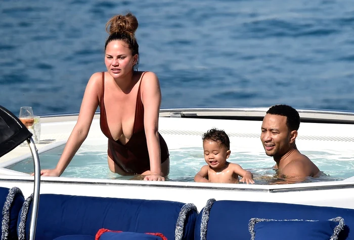 
    Chrissy Teigen a purtat un costum de baie mult prea decoltat Foto: Profimedia  