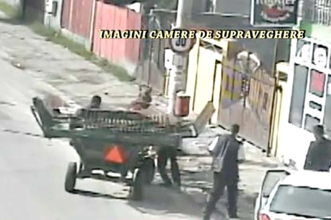 Căruţa rămâne împotmolită pe marginea drumului