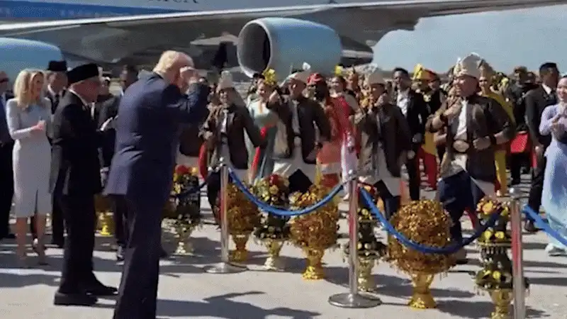 Donald Trump a dansat la sosirea în Kuala Lumpur, înainte de semnarea acordului de pace dintre Cambodgia și Thailanda