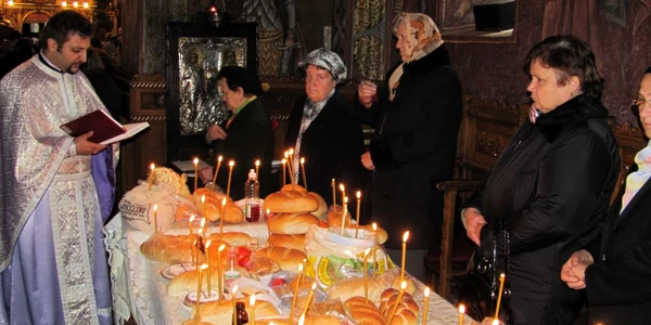Femeile au adus colaci la biserică