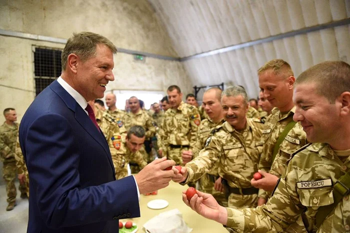 După ce a luat lumină de la Patriarhie, Klaus Iohannis a mers să sărbătorească Paştele alături de militarii aflaţi în Afganistan. FOTO facebook Klaus Iohannis