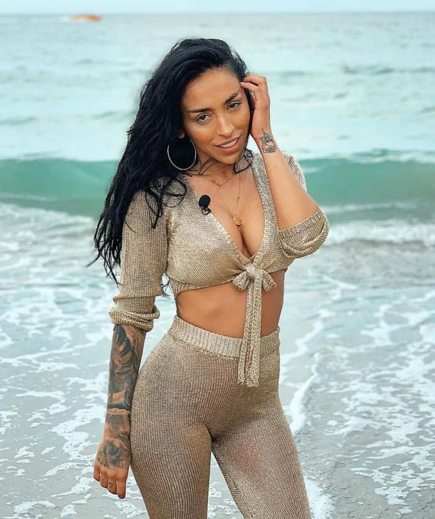 Ruby poartă haine semitransparente la plajă