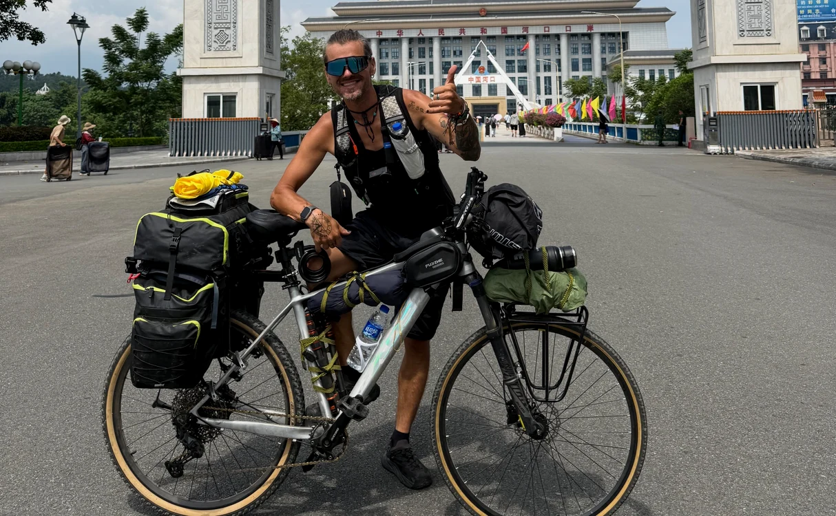 Marius, românul care vrea să se întoarcă în România pe bicicletă din China